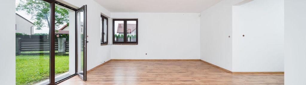 Wykończony przestronny dom z oddzielnym garażem