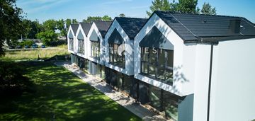 Nowoczesna bryła,duże przeszklenia blisko lasu