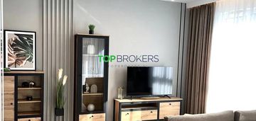 Salon z aneksem i 2 pokoje, balkon, garaż