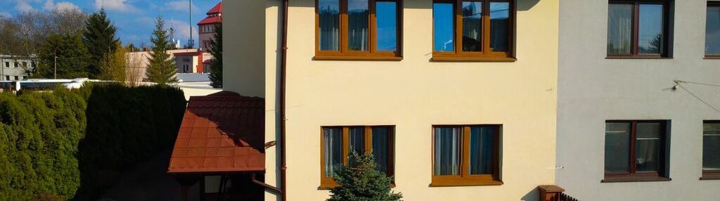 Połowa bliźniaka z ogrodem w centrum piastowa