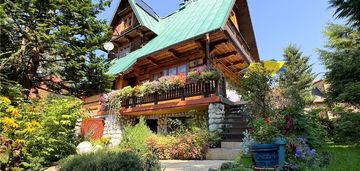 Drewniany dom w stylu zakopiańskim