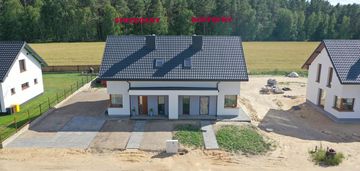 Domy pośród bujnej zieleni blisko miasta
