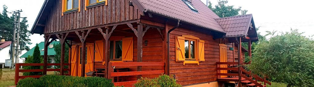 Drewniany wiejski dom w borach tucholskich