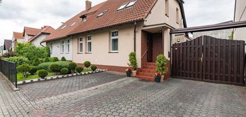 Dom w zabudowie bliźniaczej, budynek gosp., wiata