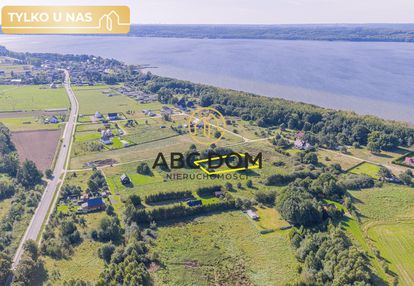 Działka nad jeziorem blisko morza.