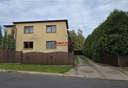 Dom w spokojnej dzielnicy rydułtów.