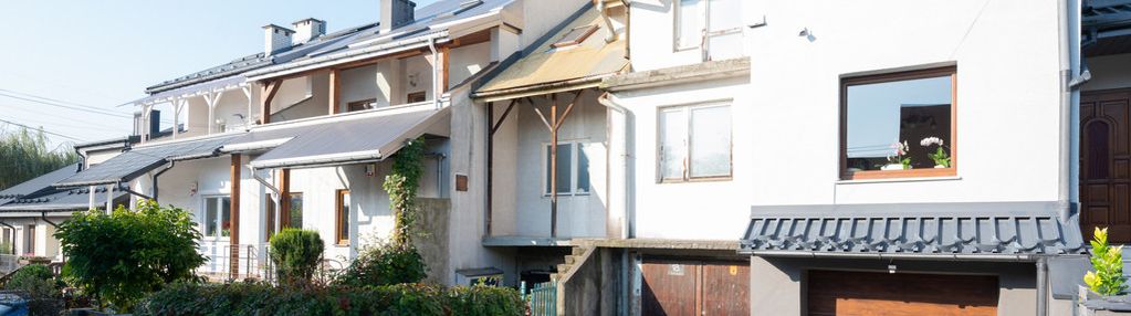 Segment z ogrodem w spokojnej okolicy na klinach