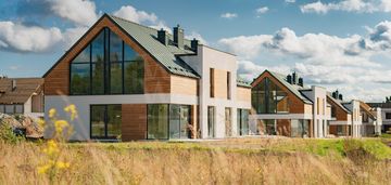 Domy przy jeziorze, tuchom