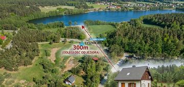 Urokliwy dom, otoczony drzewami, nad j.kamieniczno
