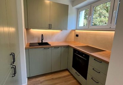 Trzy pokoje w niskim bloku z windą