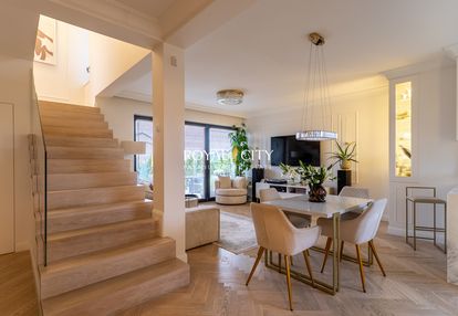 Dom w jakości premium zgorzała z ogrodem.