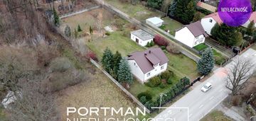 Dom w bliskim sąsiedztwie rzeki i lasu.