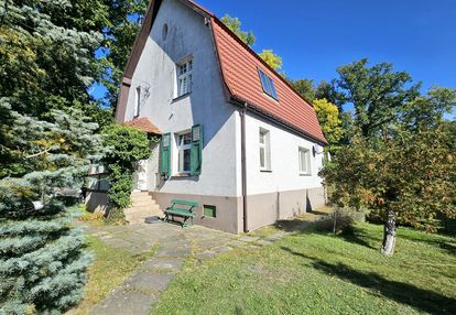 Pół domu (dwie kondygnacje) z ogrodem i miejscami parkingowymi