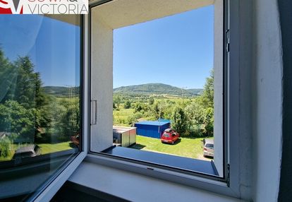 Ogródek, garaż, zieleń, górski widok