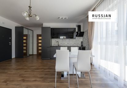 Dwa pokoje, parking - 12 miesięcy