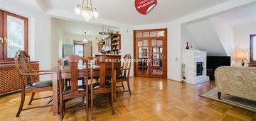 Wspaniały dom w pękowicach w cichej okolicy