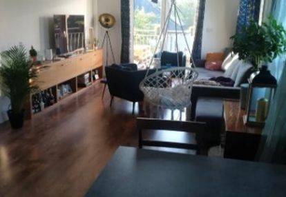 Dwupoziomowe mieszkanie w markach