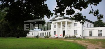 Pałac ok. 100km od warszaw -kierunek na ostorołękę