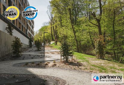 2 pokoje z miejscem w hali i komórką.