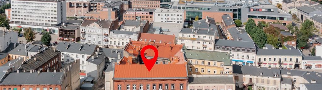 Czerwona cegła, wielkie okna i 108 m² możliwości |