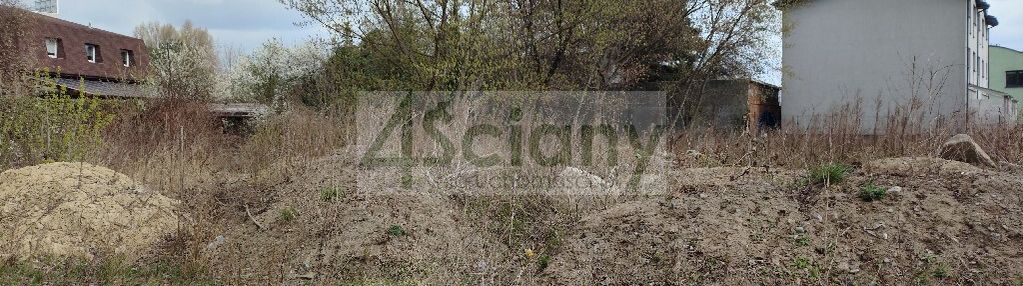 Włochy - działka na dom lub usługi
