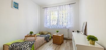 Kawalerka w kruszynie z miejscem parkingowym.