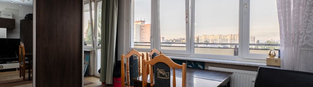 Idealny rozkład z dużą widną kuchnią i loggią