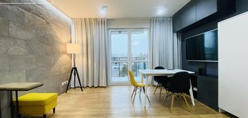 Jasne, ciche, z miejscem postojowym!