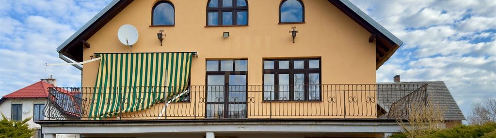 Dom wolnostojący nad jeziorem otomin