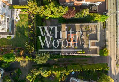 Modernistyczny i nowoczesny dom z tarasem na dachu