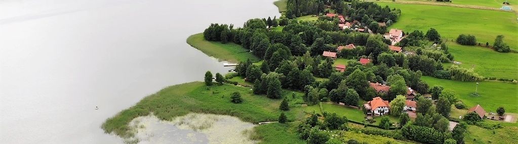 Piękne mazury jezioro ułówki, las, linia brzegowa.