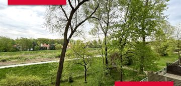 Przestronne mieszkanie z widokiem na rzekę.