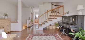 Duże dwu-poziomowe, z ogródkiem i tarasem