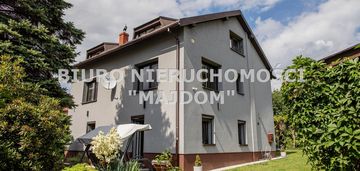 Centrum blisko jeziora i góry żar