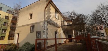 Dom wolnostojący z lokalami usługowymi