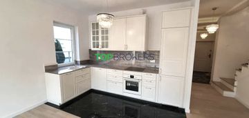 Przestrony i słoneczny dom przy lesie kabackim