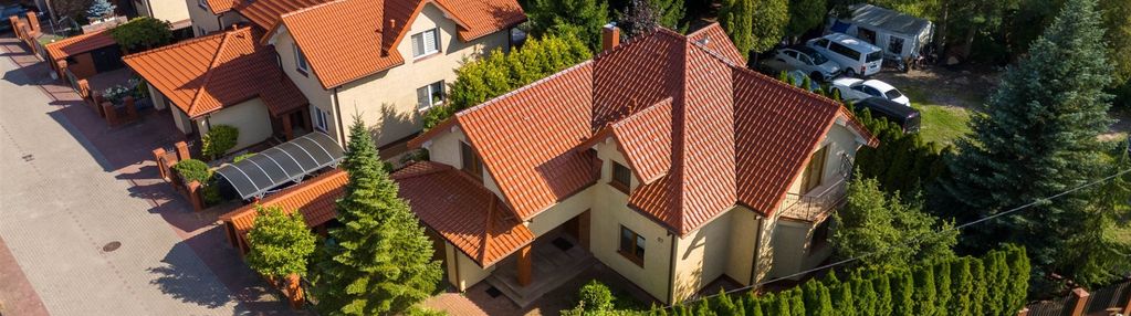 Komfortowy dom w mieście otoczony zielonią