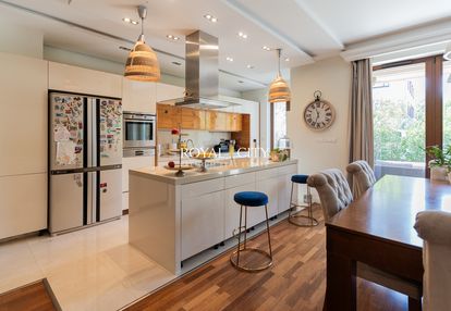 Apartament w ostoja wilanów z ogrodem i 4 garażami