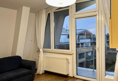 Komfortowe mieszkanie z balkonem w bloku z windą na prądniku białym