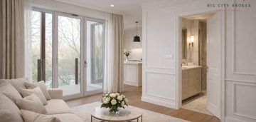 Wikana residence-duży balkon i piękny widok.