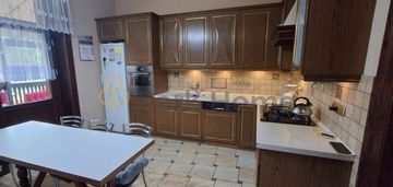 Duży dom blisko żar.