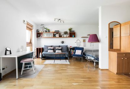Duża kawalerka w apartamentowcu