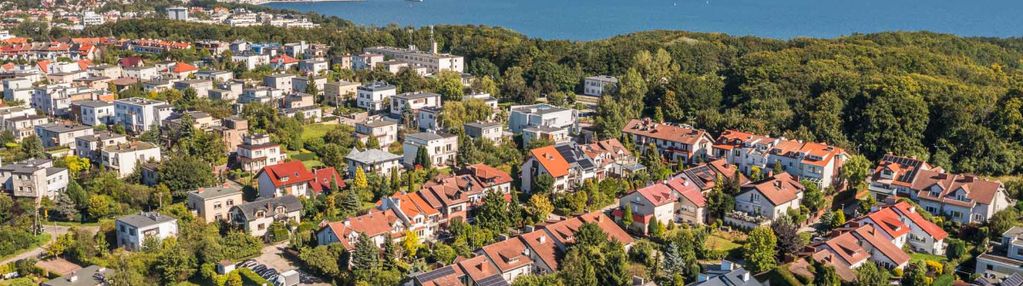 Działka z niedokończonym budynkiem szeregowym