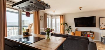 Nowoczesne mieszkanie z pięknym widokiem w redzie.