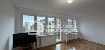 2-pok. przy ścianie lasu z widokiem na morze