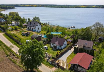 Dom z linią brzegową jeziora dzierzgoń