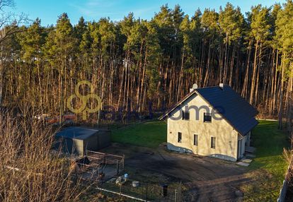 Spokojna okolica, las za płotem i światłowód