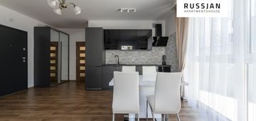 Dwa pokoje, parking - 12 miesięcy