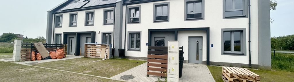 Szereg z ogródkiem i miejscem parkingowym