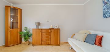 Wygodne mieszkanie na parterze w niskim bloku.